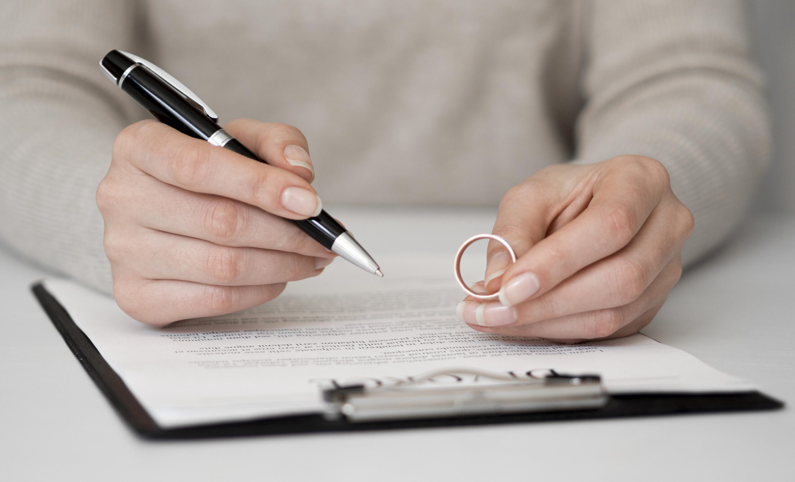 woman-signing-divorce-contract